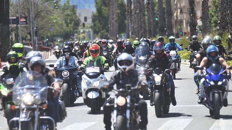 Cientos de moteros exigen en las calles más seguridad y menos peajes