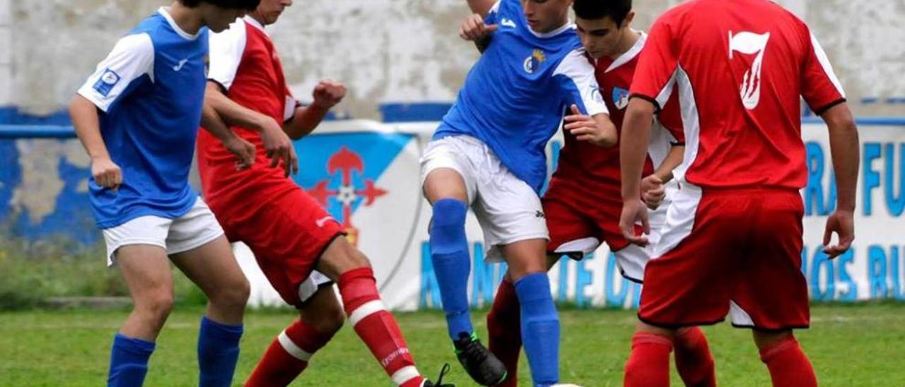 Una acción del encuentro de esta temporada entre el Santiago de Aller y el Urraca juvenil.