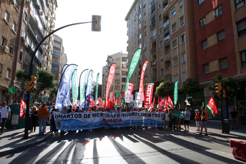 Bajo el lema '¡¡Hartos de mentiras e incumplimientos!!' cientos de personas han recorrido la ciudad desde el Hospital Civil hasta el Hospital Noble