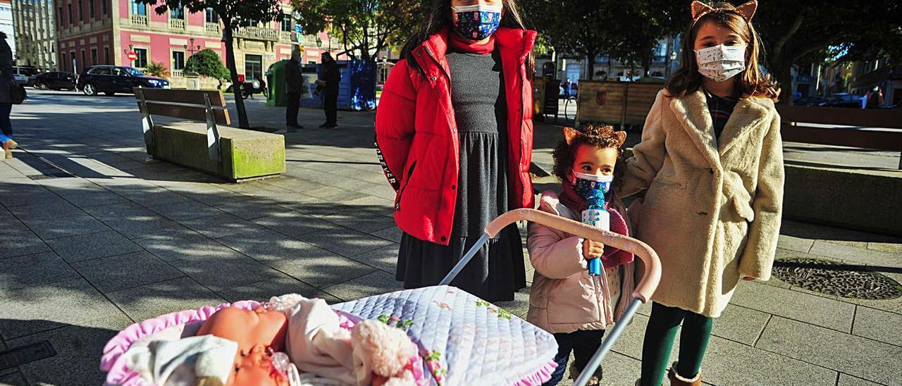 El día soleado, aunque muy frío, animó a los pequeños a salir a la calle con sus juguetes nuevos. |  // I. ABELLA