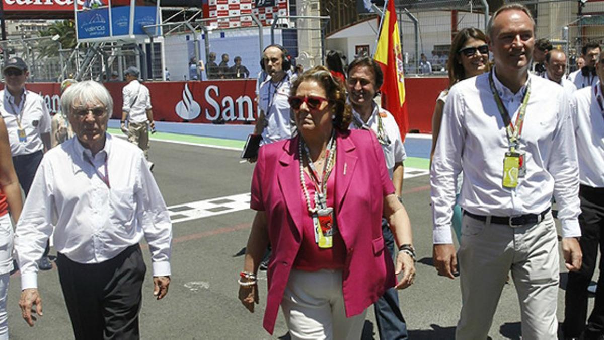 De izquierda a derecha, Bernie Ecclestone, Rita Barberá y Alberto Fabra, en la parrilla de salida del GP de Europa de F-1, en Valencia en el 2012