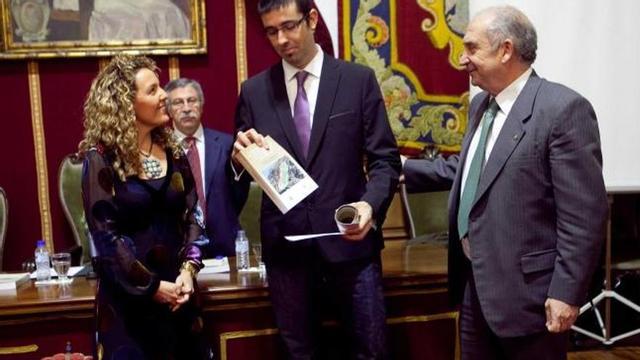 El investigador Antonio Prado, entre la presidenta de Hunosa y el rector de la Universidad de Oviedo, ayer.