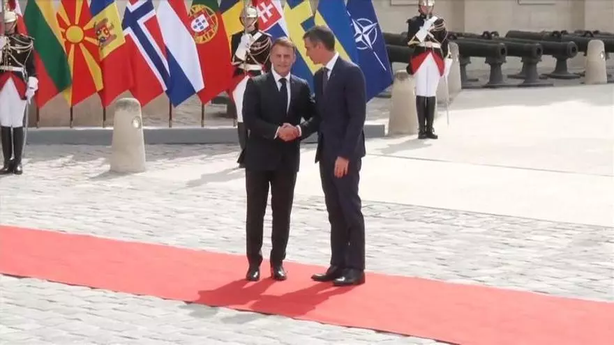Sánchez se encuentra con Macron en París durante una reunión de trabajo de la Coalición de Voluntarios para Ucrania