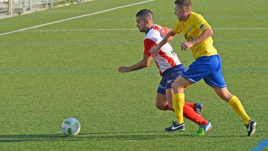 Un jugador local se escapa de su marcador en el campo de O Morrazo. // Gonzalo Núñez