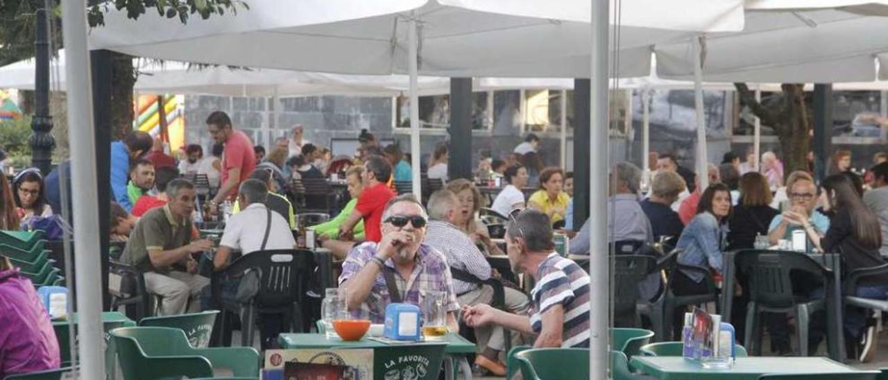 Una terraza durante el mes de julio en Marín. // S. Álvarez