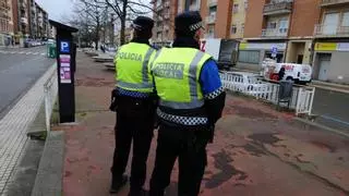 Agentes de la Policía salvan la vida a un hombre infartado en una panadería de Benavente