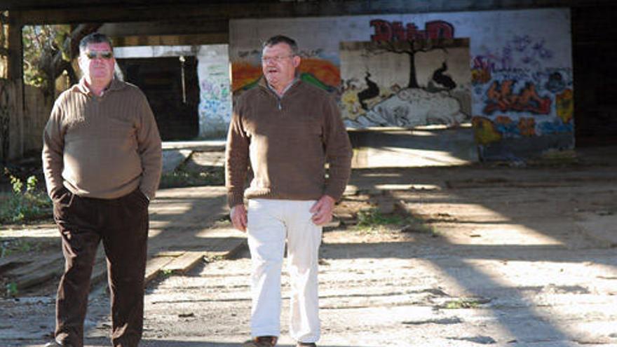 Plácido Montenegro y Francisco &quot;Chuco&quot; Alfaya en la antigua ballenera de Punta Balea.  // Carlos Pereira