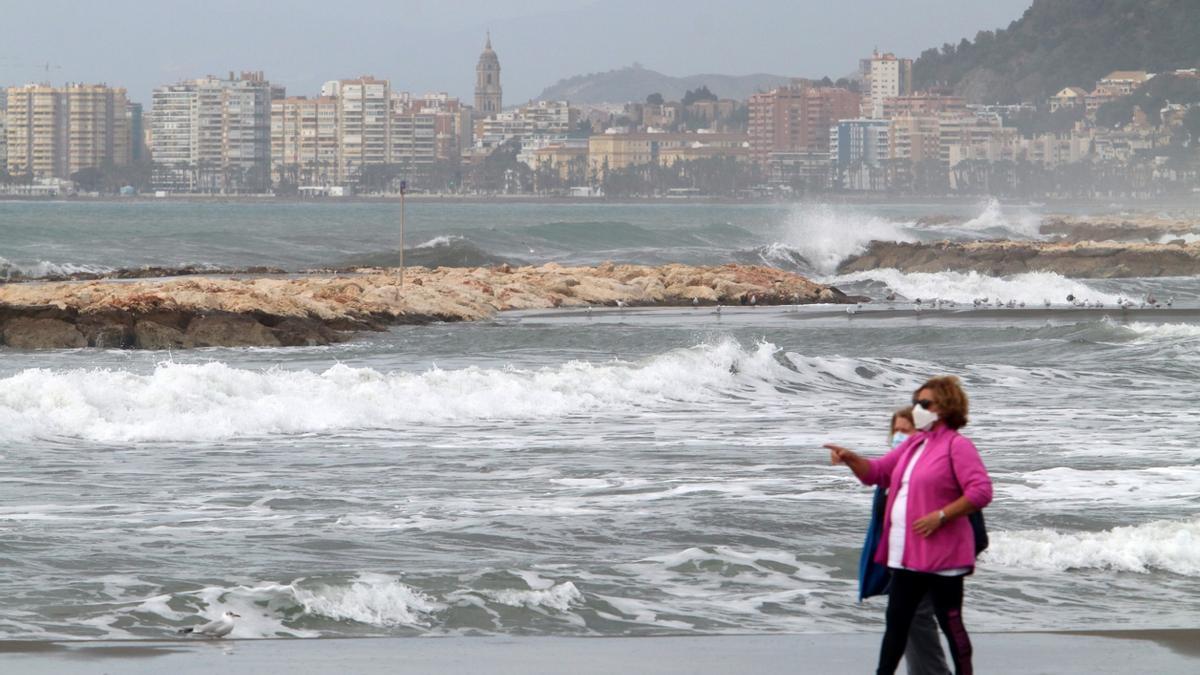 Temporal en la playa El Dedo con surfistas