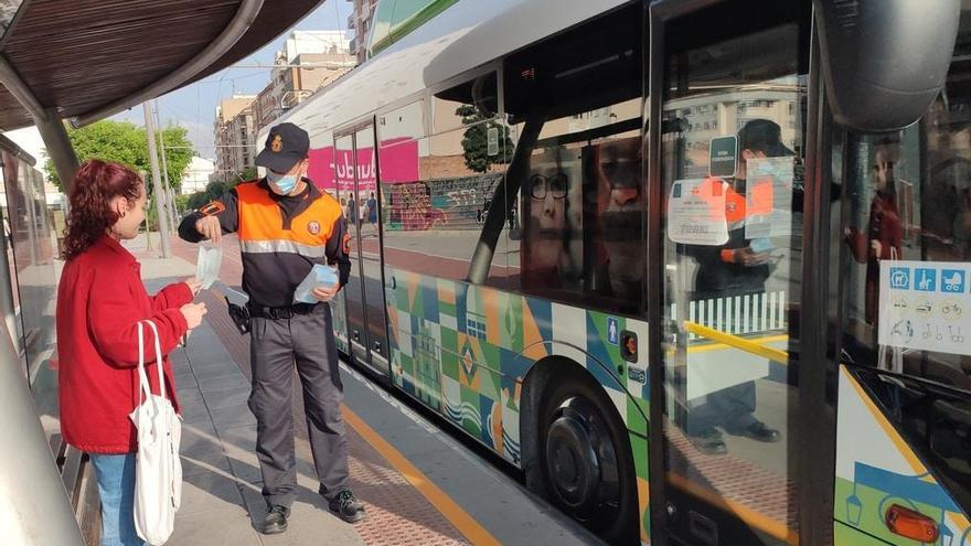 Castelló reparte 10.000 mascarillas entre los usuarios del transporte público