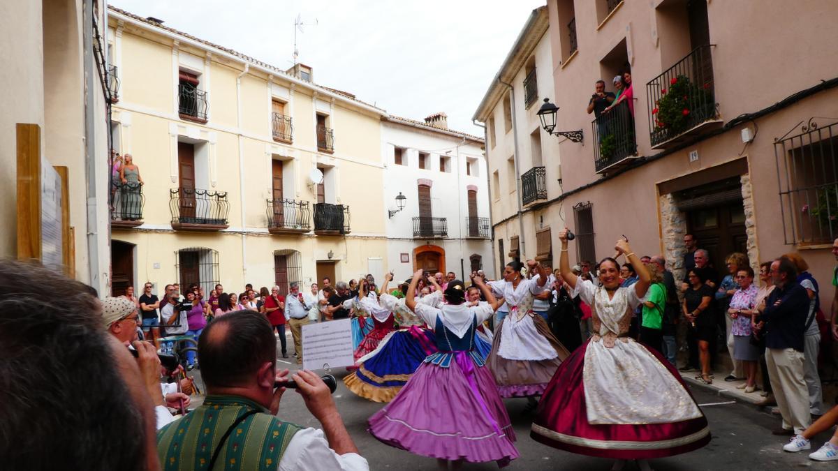 Exhibición de danzas durante las jornadas celebradas en la Vall de Gallinera.