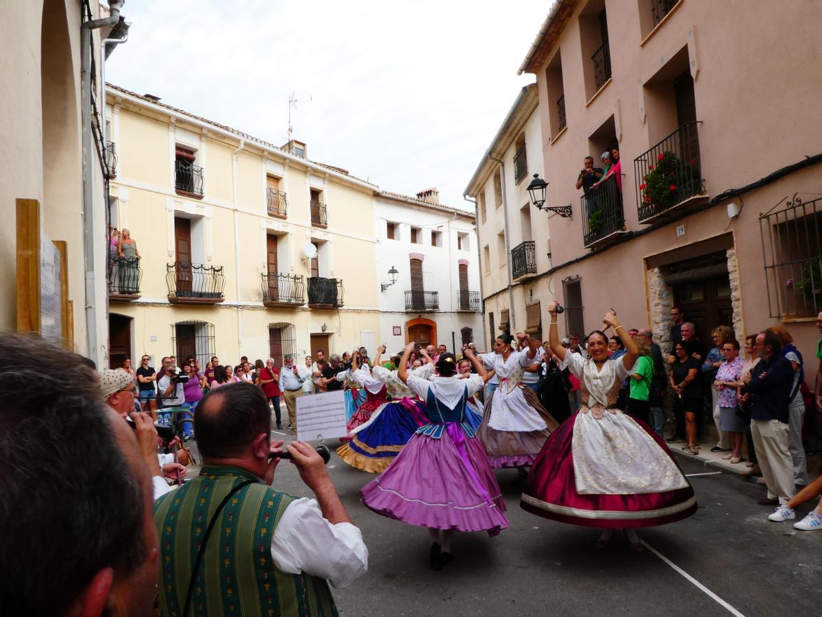 Exhibición de danzas durante las jornadas celebradas en la Vall de Gallinera.