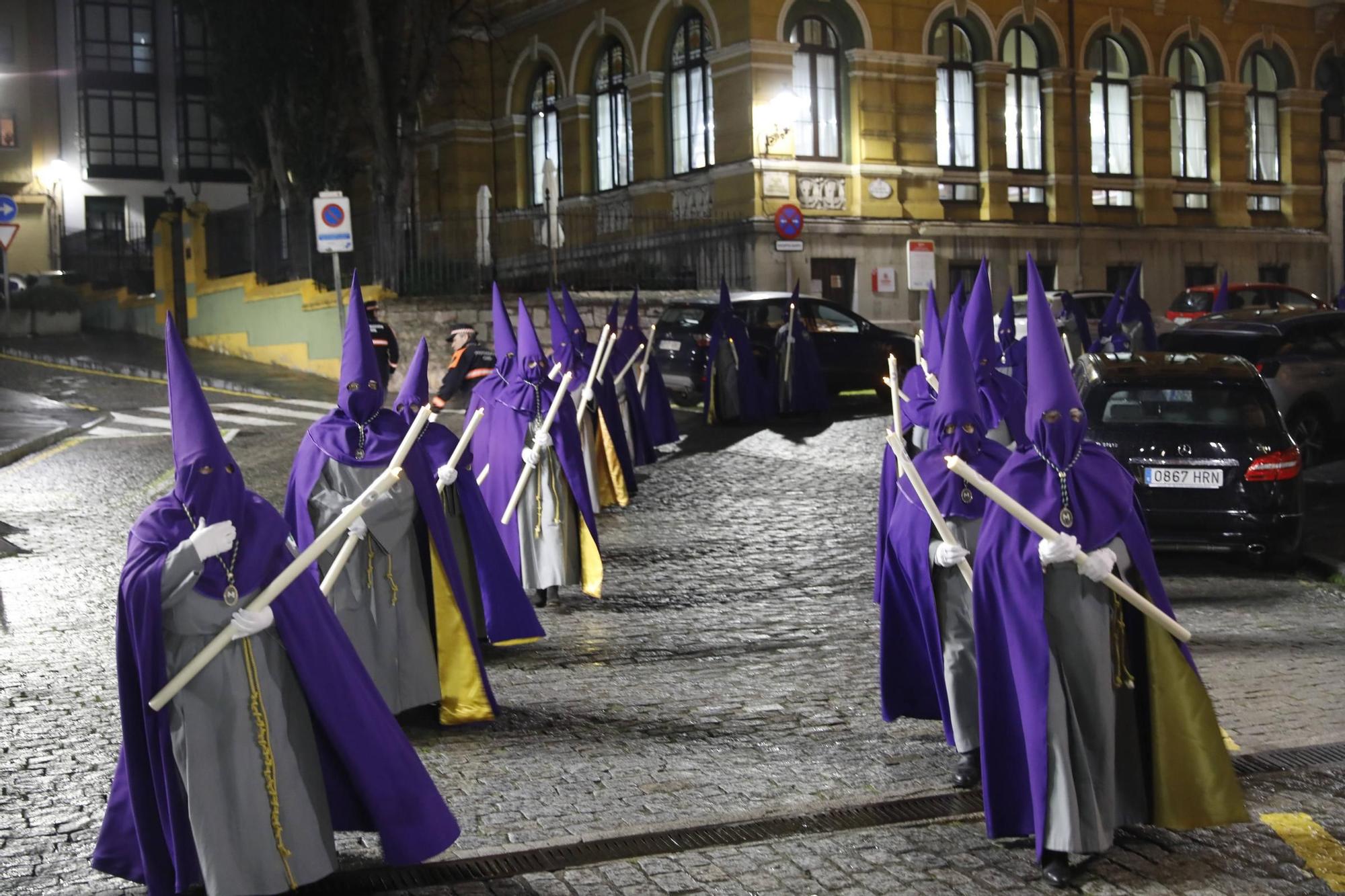 Así es la procesión del Martes Santo en Gijón (en imágenes)