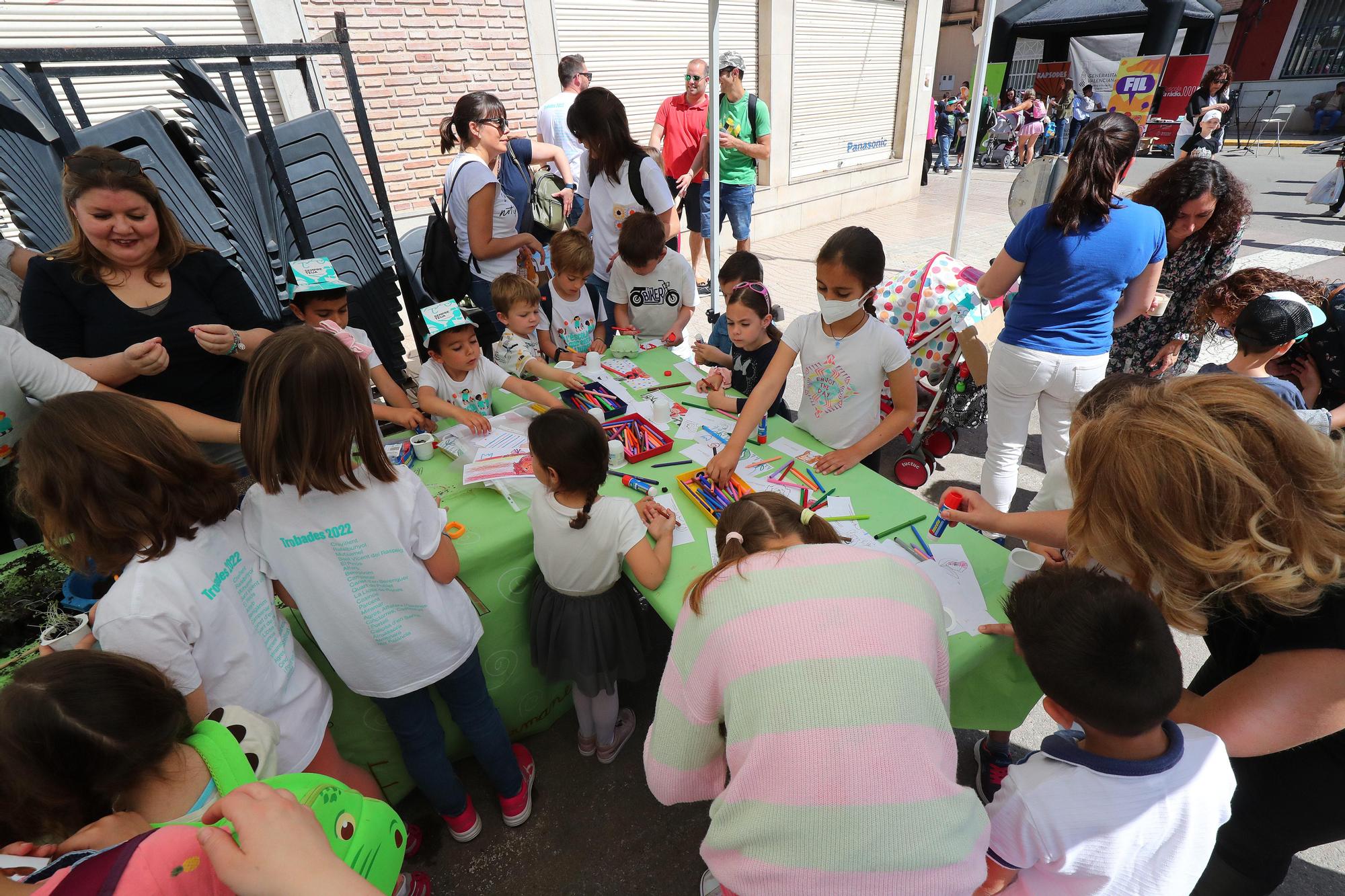 Miles de niños y sus familias viven la fiesta por la lengua en les trobades de Rafelbunyol y Almenara