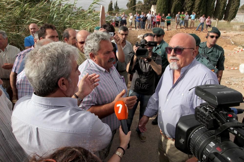 Protesta agricultores por el sellado del desagüe