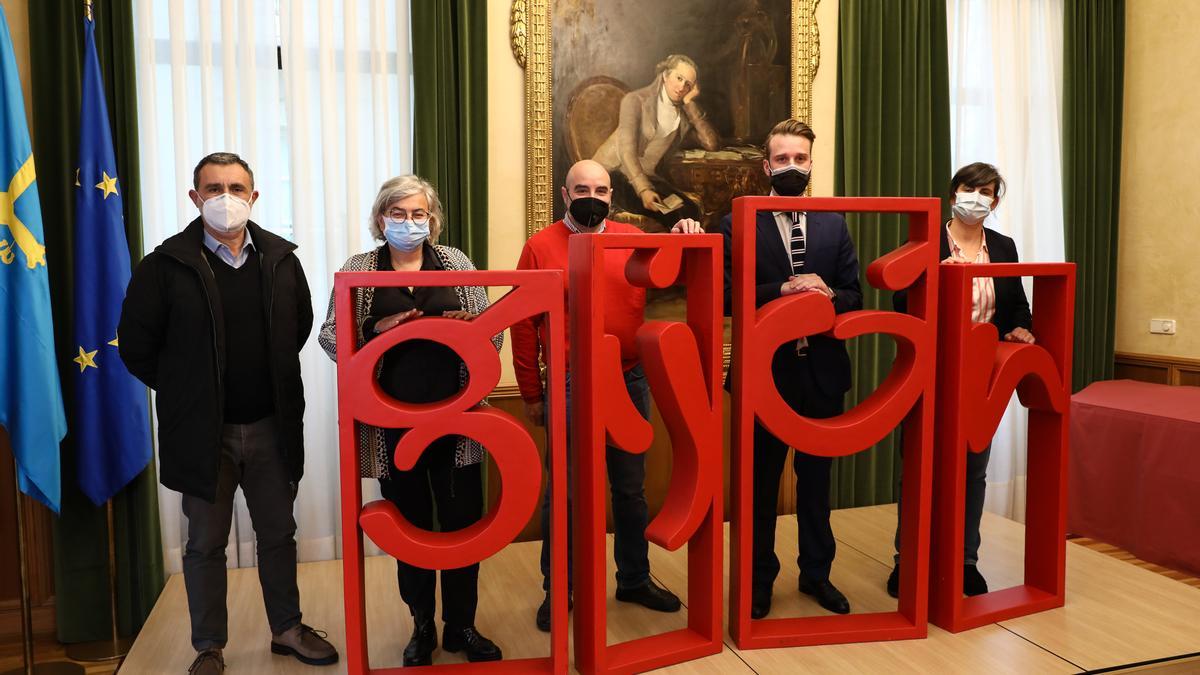 Por la izquierda, Luis Díaz, Ana González, Santos Tejón, Daniel Martínez Junquera y Patricia García Zapico, en el salón de recepciones durante la presentación del plan.