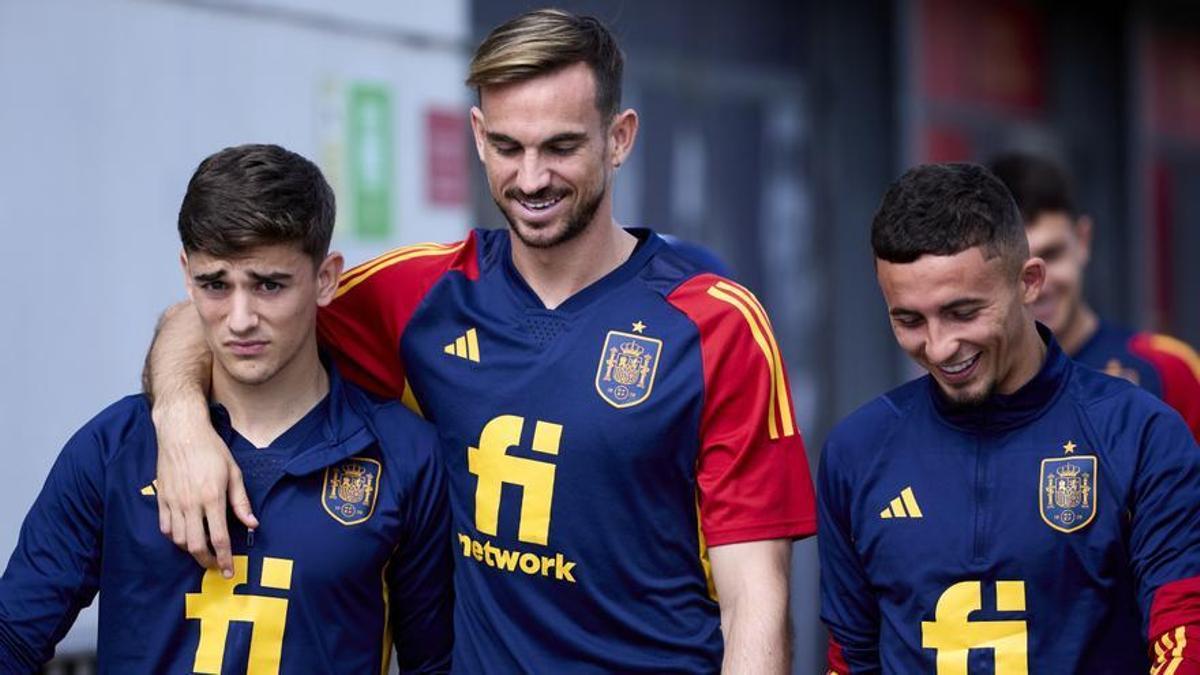 Gavi y Fabián Ruiz, con Yeremy Pino a la derecha, en un entrenamiento de la selección española de fútbol.