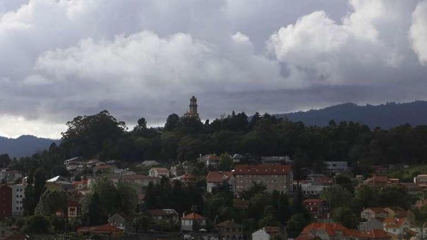 Nubes de tormenta sobre A Guía, en Vigo, en la tarde de ayer. // Ricardo Grobas