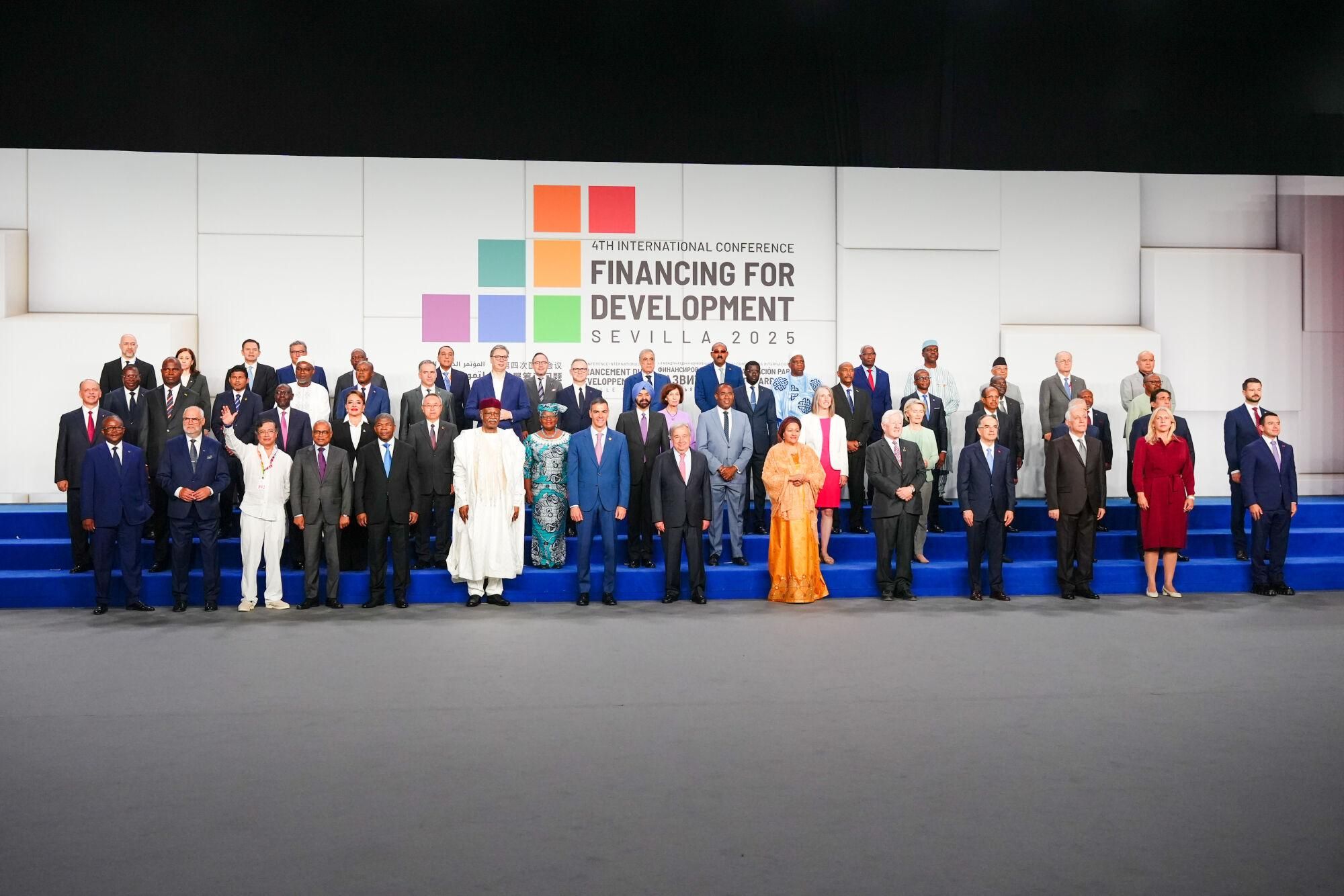 El presidente del gobierno, Pedro Sánchez y el presidente de la ONU, António Guterres presiden la foto de familia. A 30 de junio de 2025 en Sevilla, Andalucía (España). En el Palacio de Congresos y Exposiciones de Sevilla (FIBES) ha tenido lugar la foto oficial con los jefes de Estado y de Gobierno que participan en la IV Conferencia Internacional sobre la Financiación para el Desarrollo de la ONU. En este acto institucional, se da la bienvenida a los mandatarios que intervienen en esta cumbre global centrada en los retos económicos y financieros del desarrollo sostenible. 30 JUNIO 2025 Francisco J. Olmo / Europa Press 30/06/2025. ANTONIO  GUTERRES;PEDRO SÁNCHEZ PÉREZ-CASTEJÓN;Francisco J. Olmo;category_code_new;