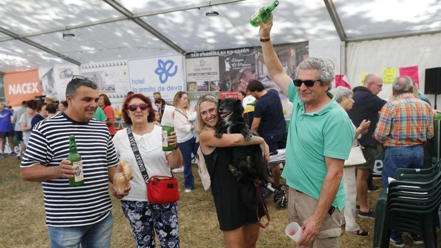 Un grupo de amigos, tomando unas sidras en  la barraca de las fiestas de Deva. | MARCOS LEÓN