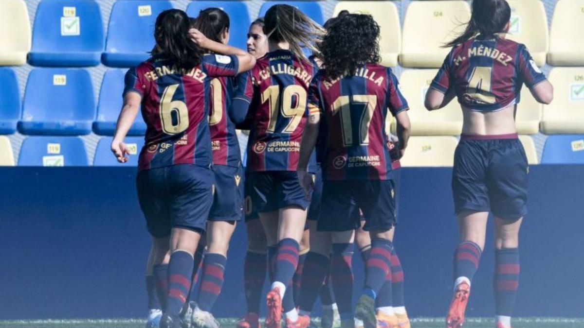 Las jugadoras del Levante Femenino celebran uno de sus goles al Villarreal