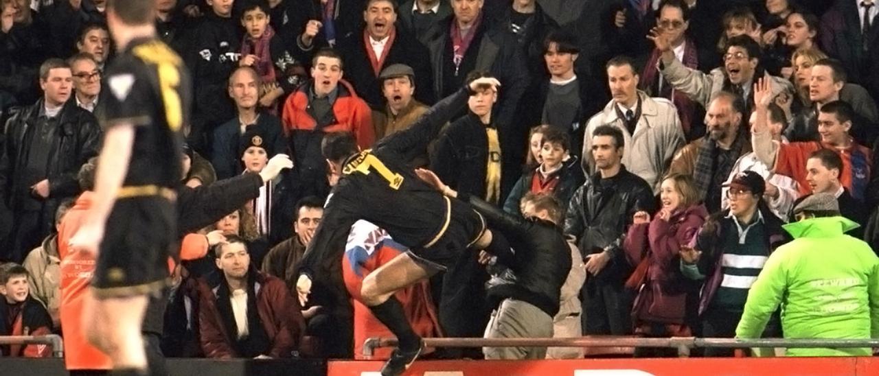 Momento en el que Cantona patea a Matthew Simmons