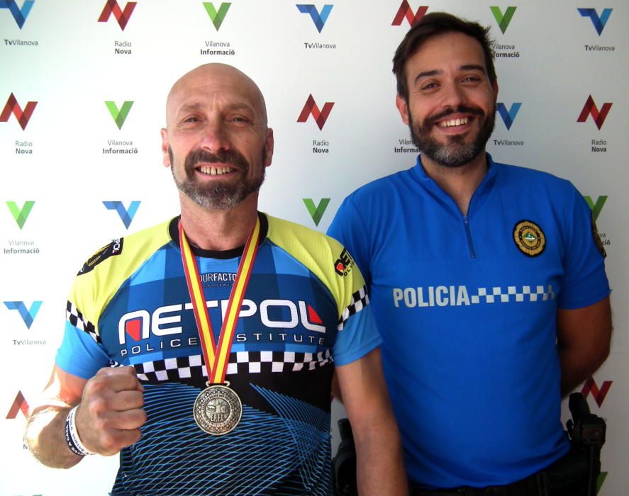 Plata als Jocs de Policies i  Bombers per a un  agent de Vilanova, Luis Alejandro (esquerra) al  seu costat el company David Fariñas