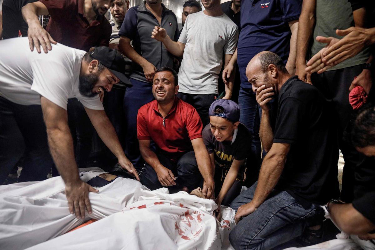Familiares y parientes lloran por los cuerpos de los militantes palestinos muertos en la última operación de infiltración en Israel, en la morgue de un hospital de la ciudad de Gaza.