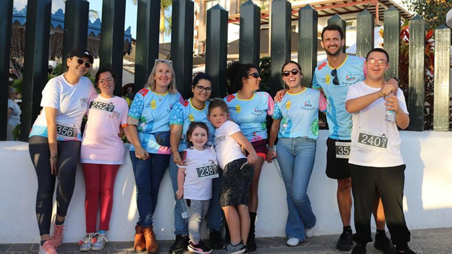 Miembros de la asociación con uno de los modelos de las dos camisetas a la venta de la nueva campaña solidaria. | |