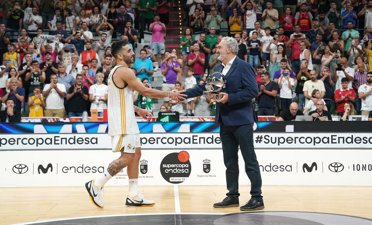 Campazzo recibe el premio de MVP de la pasada Supercopa