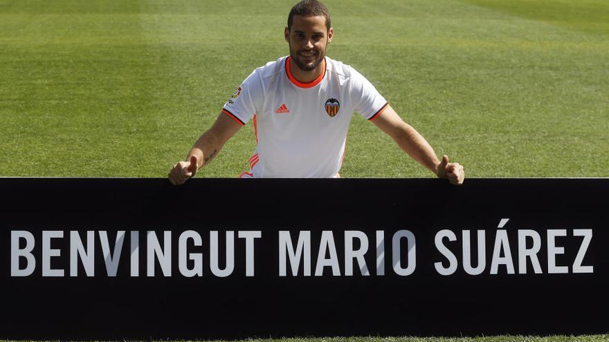 El centrocampista Mario Suárez durante su presentación como nuevo jugador del Valencia CF