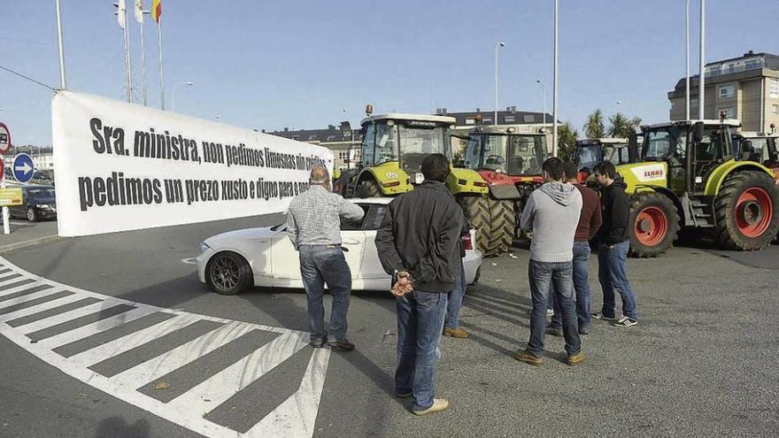 Varios ganaderos bloquean con sus tractores el acceso a un híper de A Coruña. // Carlos Pardellas