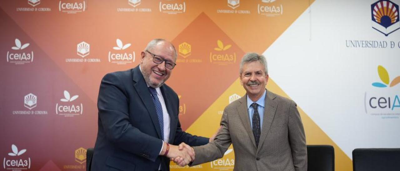 José Luis Navarro y Manuel Torralbo, tras la firma del convenio.