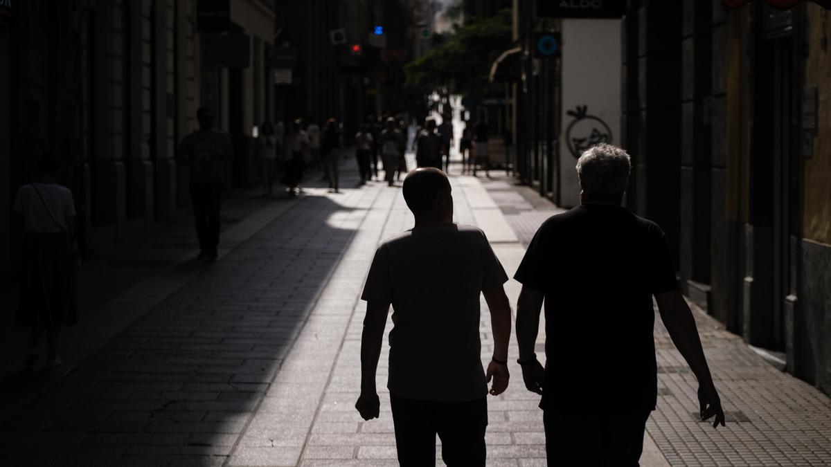 Dos personas pasean en Santa Cruz de Tenerife duante un anterior episodio de calor en las Islas.