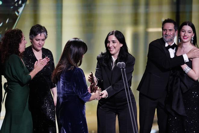 El equipo de Los domingos recoge el premio a Mejor largometraje de ficción durante la gala de la 31 edición de los Premios José María Forqué, en el Palacio Municipal de IFEMA, a 13 de diciembre de 2025, en Madrid (España). Los Premios Cinematográficos José María Forqué, conocidos como ‘Premios Forqué’, fueron creados en 1996 por la Entidad de Gestión de Derechos de los Productores Audiovisuales (Egeda) para honrar la memoria de José María Forqué, figura en la cinematografía española y primer presidente de Egeda. EGEDA creó el premio con el objetivo de difundir la importancia de la industria audiovisual española e impulsar la figura del productor cinematográfico. 13 DICIEMBRE 2025;GALA;PREMIOS FORQUÉ;FORQUÉ;PREMIOS;31 EDICIÓN;IFEMA;MADRID A. Pérez Meca / Europa Press 13/12/2025. A. Pérez Meca;