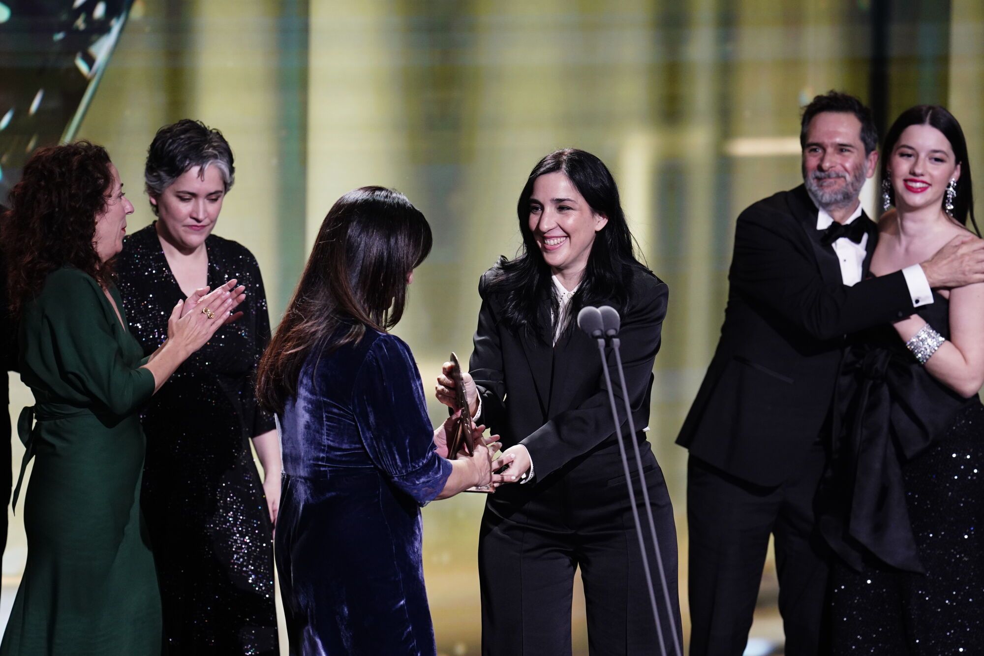 El equipo de 'Los domingos' recoge el premio a 'Mejor largometraje de ficción' durante la gala de la 31 edición de los Premios José María Forqué, en el Palacio Municipal de IFEMA, a 13 de diciembre de 2025, en Madrid (España). Los Premios Cinematográficos José María Forqué, conocidos como ‘Premios Forqué’, fueron creados en 1996 por la Entidad de Gestión de Derechos de los Productores Audiovisuales (Egeda) para honrar la memoria de José María Forqué, figura en la cinematografía española y primer presidente de Egeda. EGEDA creó el premio con el objetivo de difundir la importancia de la industria audiovisual española e impulsar la figura del productor cinematográfico. 13 DICIEMBRE 2025;GALA;PREMIOS FORQUÉ;FORQUÉ;PREMIOS;31 EDICIÓN;IFEMA;MADRID A. Pérez Meca / Europa Press 13/12/2025. A. Pérez Meca;