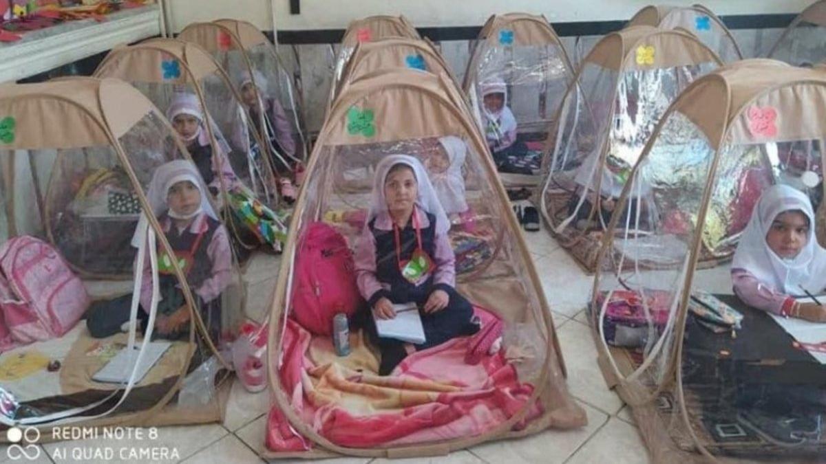 Niñas estudiando dentro de tiendas de campaña transparentes en un colegio de Irán.