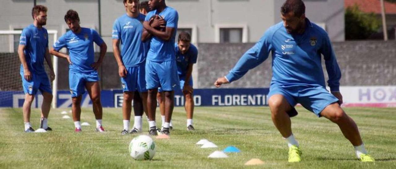 La primera plantilla granate se ejercitó ayer en el Ángel Cortizo de Lalín. // Bernabe / Luismy