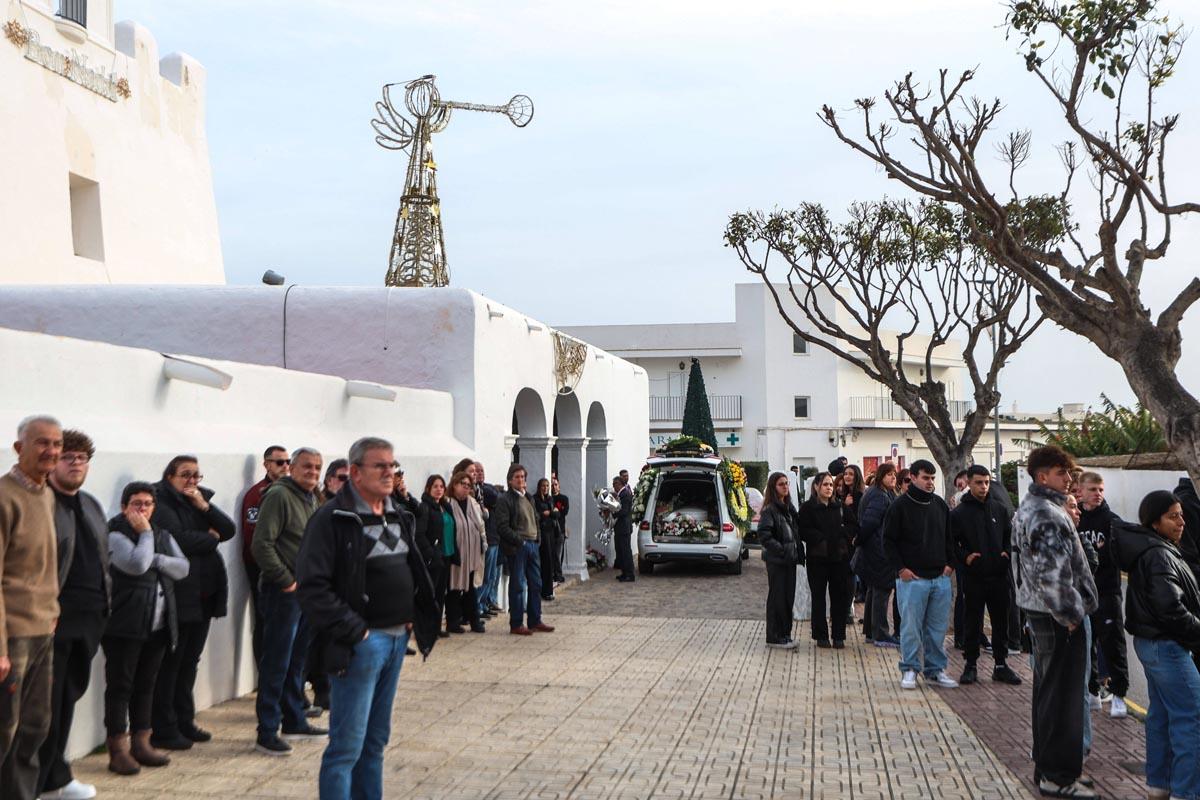 El cortejo fúnebre del Pitiús Team Motoclub al joven motorista fallecido en Ibiza