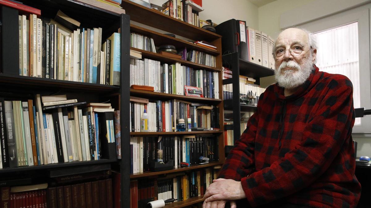 Francisco Prado Alberdi, en 2024, en su casa, con parte de su gran biblioteca al fondo.