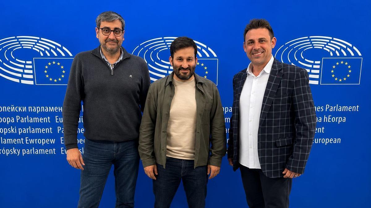 Los regidores de Compromís de Canals, con el eurodiputado Vicent Marzà.