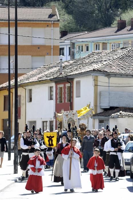 Misa y procesión de El Encuentro en Campomanes