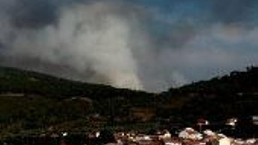 El fuego que se creía apagado arrasa 500 hectáreas en Gata