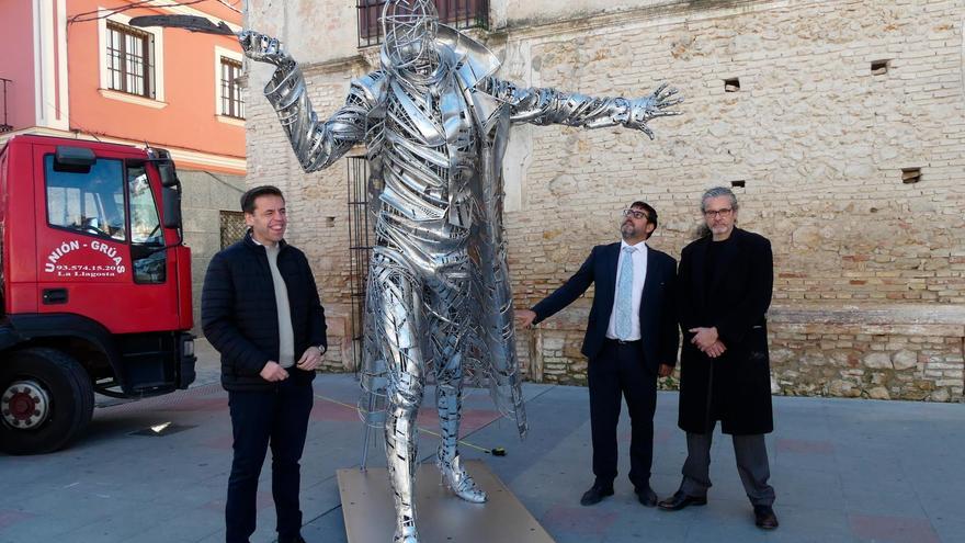 La escultura metálica de mil kilos de acero que será colocada junto a la fachada de la Casa Surga de Utrera. / El Correo