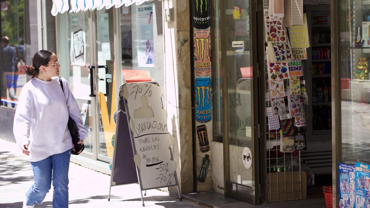 Un bazar cerca de la Cárcel Vieja, en Murcia, que va a cerrar.