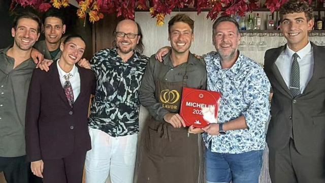 El cineasta Santiago Segura y el humorista Carlos Latre posan junto al equipo de Llavor con la placa Michelin que reconoce al restaurante de Orpesa con una estrella en la Guía 2026. | MEDITERRÁNEO