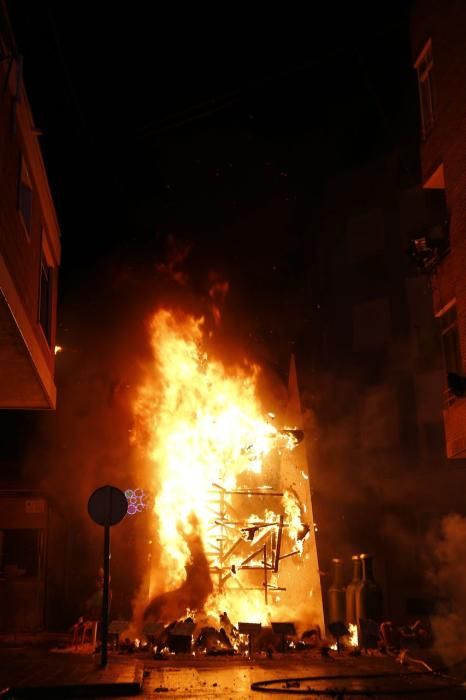 Cientos de personas, la mayoría adolescentes que quisieron disfrutar de la "cremá" y posterior "bañá" de los bomberos, se acercaron al barrio del Calvario para ver arder su hoguera