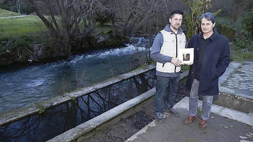 Soliño y Chamorro, con el libro que presentan mañana. // J. Lores