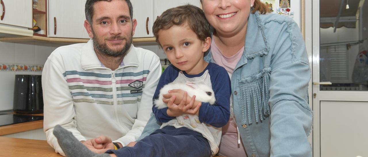 El pequeño Marco junto con sus padres en el domicilio familiar del municipio grancanario de Telde.