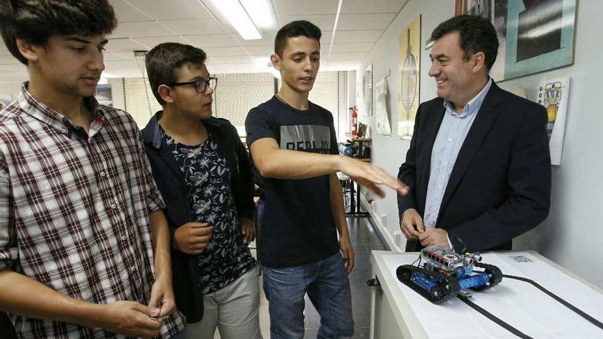 Román Rodríguez y alumnos del IES de Pontevedriña con kits de Robótica. // FdV