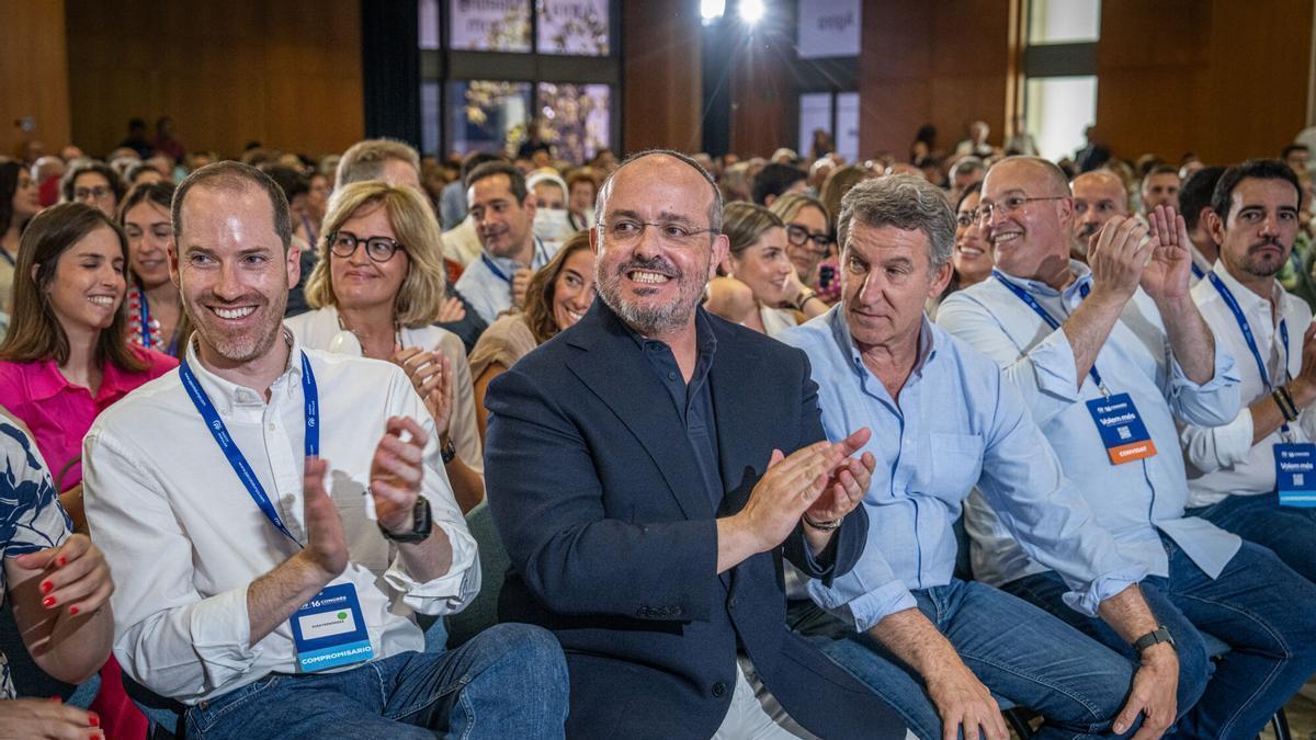 El presidente del Partido Popular, Alberto Núñez Feijóo, junto al presidente del PP de Catalunya, Alejandro Fernández, y el nuevo secretario general del PP de Catalunya, Juan Fernández, durante el Congreso del PP de Catalunya. Barcelona, a 27 de junio de 2026. AUTOR: MANU MITRU | EPC